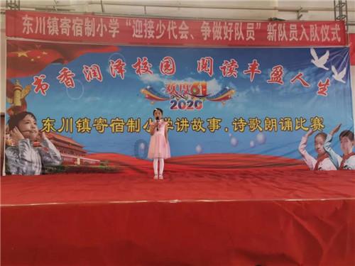 露腰紧身短袖搭配牛仔裤，穿出简洁的美羡煞旁人，你觉得怎么样？游戏画面