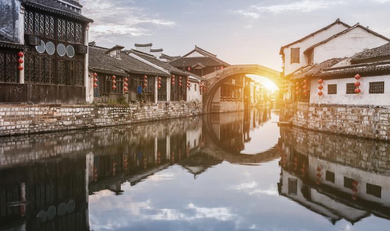 华夏春联市场热闹非凡，喜庆红火年味浓！