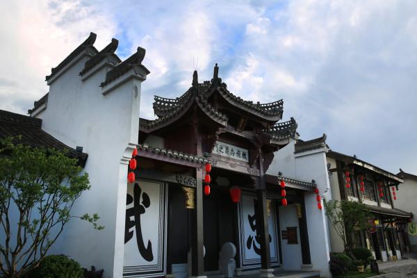 中国新能源车产销量连续九年位居世界第一!这场大会致敬背后的力量
